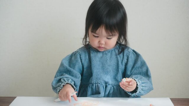 お絵描きするこども