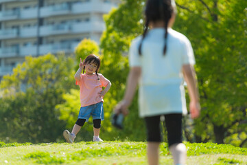 芝生の公園で遊んでいる子ども - obrazy, fototapety, plakaty