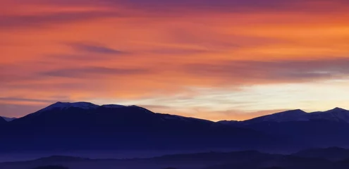 Deurstickers Nuvole rosse al tramonto sulla cime delle montagne © GjGj
