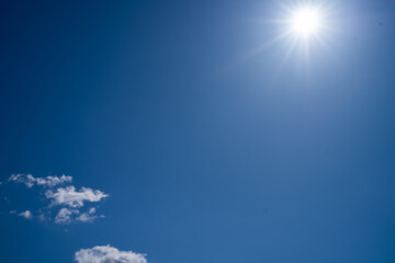 ギラギラ太陽と真っ青な空