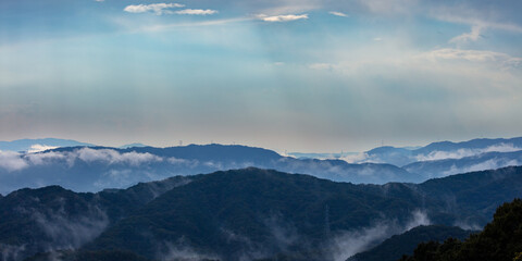 雨上がりの山々