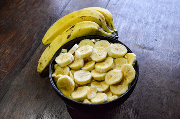Bananas in the bowl and bunch © Isabelle