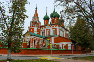 Fototapeta na wymiar Garrison Orthodox Church of Michael the Archangel in Yaroslavl, Russia.