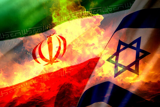 Ein Brand und Flaggen von Iran und Israel