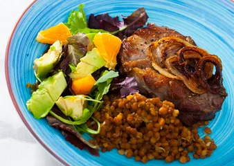 Plexiglas foto achterwand Appetizing grilled pork loin chops with lentils and colorful vegetable salad © JackF
