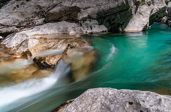 Detailaufnahme Fluss Isonzo (Soca) n Slowenien, Langzeitbelichtung des t&uuml;rkisen Wasser i