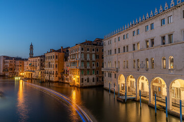 Blaue Stunde in Venedig (Italien), Langzeitaufnahme des Canal Grande, Blick von Brücke auf...