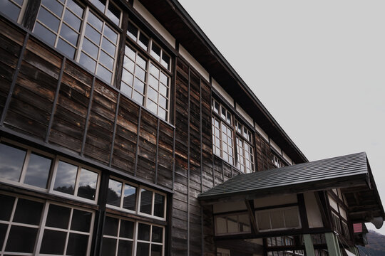 福島県昭和村　旧喰丸小学校。現存する木造校舎は1937年（昭和12年）に建築され、1980年（昭和55年）に廃校となったものです。
1992年から2006年までは「喰丸文化再学習センター」として使用されたあと、2013年に公開の映画「ハーメルン」の舞台ともなりました。
その後幾度の解体の危機をまぬがれ、クラウドファンディングも活用して改修を行い、多くの人が集まる施設に生まれ変わりました。