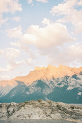 Obraz premium Sunset Glow over Banff's Lake Minnewanka