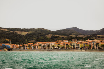 Fototapeta premium Houses along the French coast of Collioure next to mountains