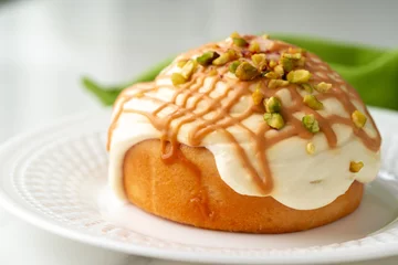 Gordijnen Cinnamon roll bun with icing on plate © fotofabrika