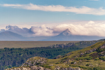 Vue des forêts et des montagnes embrumées dans la baie de Gruinard bay en Ecosse au printemps