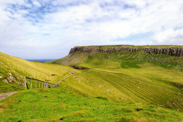 Plateau rocheux et pâturages à Neist Point sur l'île de Skye en Ecosse au printemps