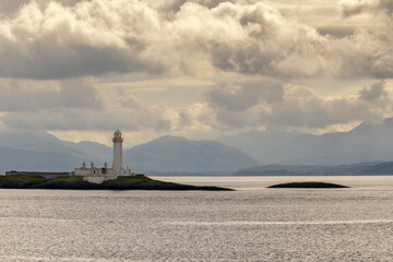 Grand phare blanc et jaune au milieu du détroit au large de l'île de Mull © Joachim Beauvilain