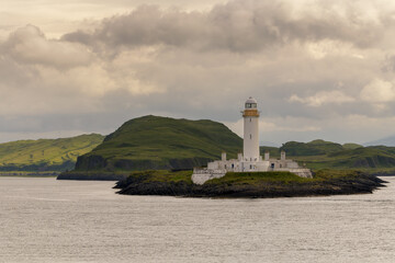 Grand phare blanc et jaune au milieu du détroit au large de l'île de Mull © Joachim Beauvilain