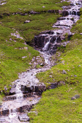 Eau qui descend de la montagne en petites cascades à Glen Etive en Ecosse au printemps