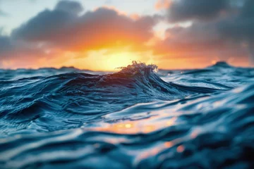 Fototapeten the sun is setting over the ocean waves © Kevin