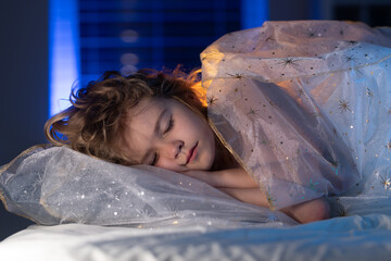 Kid sleeping in bed. Child sleeping under blanket, lying on pillow. Child rest asleep, enjoy healthy sleep or nap. - 786938975