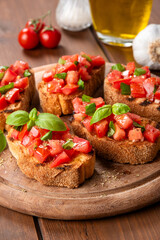 Bruschette con pomodoro fresco, basilico e olio di oliva, spuntino italiano, dieta mediterranea 