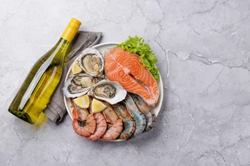 Poster Seafood Platter Delight: Shrimps, Salmon, Oysters Galore © karandaev