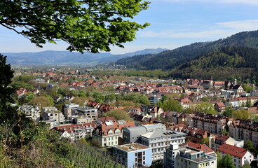 Der Osten von Freiburg und das Dreisamtal im Frühling - 786960924