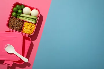 Keuken spatwand met foto Pink lunch box with tasty food and plastic spoon © Atlas