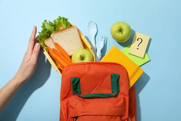 Rolgordijnen A school bag with a lunch box with food © Atlas