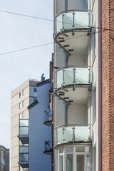 Balkone, Weisses Monotones modernes Wohnhaus, Mehrfamilienhaus, Bremen, Deutschland - 786980313