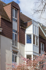 Weisses, modernes Wohngebäude im Frühling mit Kirschblüte, Mehrfamilienhaus, Bremen, Deutschland - 786980321