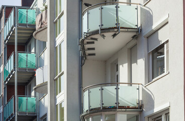 Balkone, Weisses Monotones modernes Wohnhaus, Mehrfamilienhaus, Bremen, Deutschland - 786980362