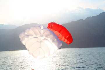 Paragliders on the lake Garda - obrazy, fototapety, plakaty