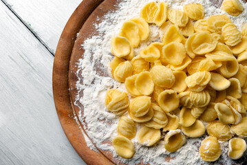 Orecchiette artigianali fresche, tipica pasta italiana della cucina pugliese, cibo europeo  - 787000394