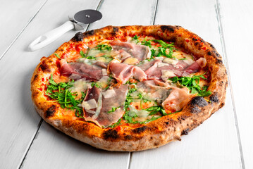 Deliziosa pizza italiana condita con sugo, speck e parmigiano  - obrazy, fototapety, plakaty