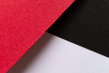 赤と黒と白の重なった画用紙の背景