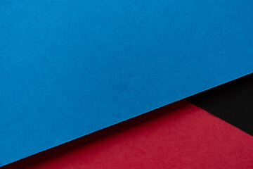青と赤と黒の重なった画用紙の背景 - obrazy, fototapety, plakaty