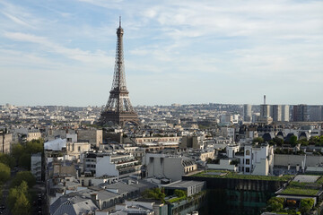 Fototapeta na wymiar Vue sur la Tour Eiffel depuis la terrasse de l'arc de Triomphe