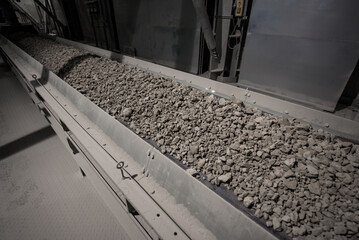 stones on rubber transport conveyor in cement plant
