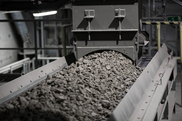 stones on rubber transport conveyor in cement plant