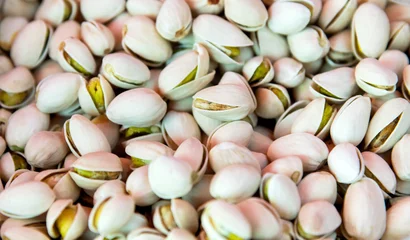 Keuken spatwand met foto A pile of pistachios in market © xy