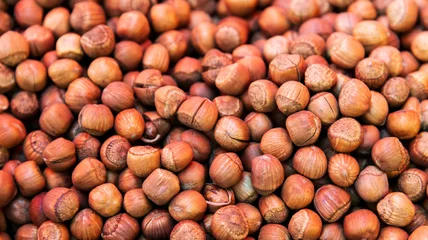 Rolgordijnen A pile of hazelnuts in market © xy