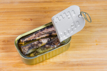 Partly open tin can of canned fish in cooking oil - 787046133