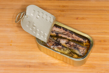 Partly open tin can of canned fish in cooking oil - 787046151