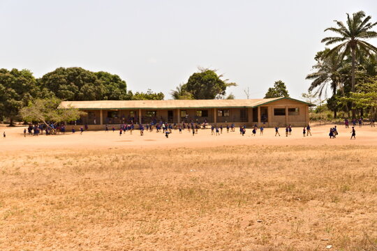 Escuela africana con ni&ntilde;os jugando en el patio