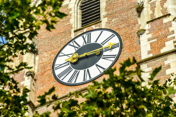 Uhrturm einer Kirche in Ingolstadt