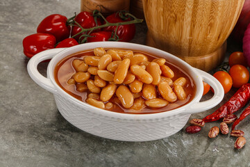 Canned beans in tomato sauce