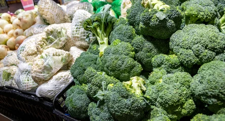 Badkamer foto achterwand Pile of fresh broccoli in market © xy