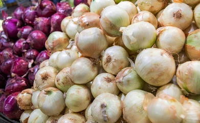 Gordijnen Purple and yellow onions in market © xy