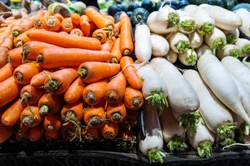 Gordijnen Pile of fresh carrots and mooli in supermarket © xy