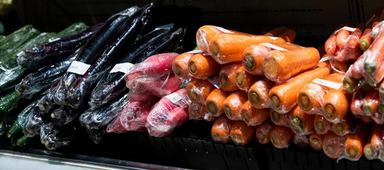 Plexiglas foto achterwand Pile of fresh carrots and eggplants in supermarket © xy