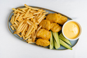 french fries with nuggts and cheese sauce - 787080373